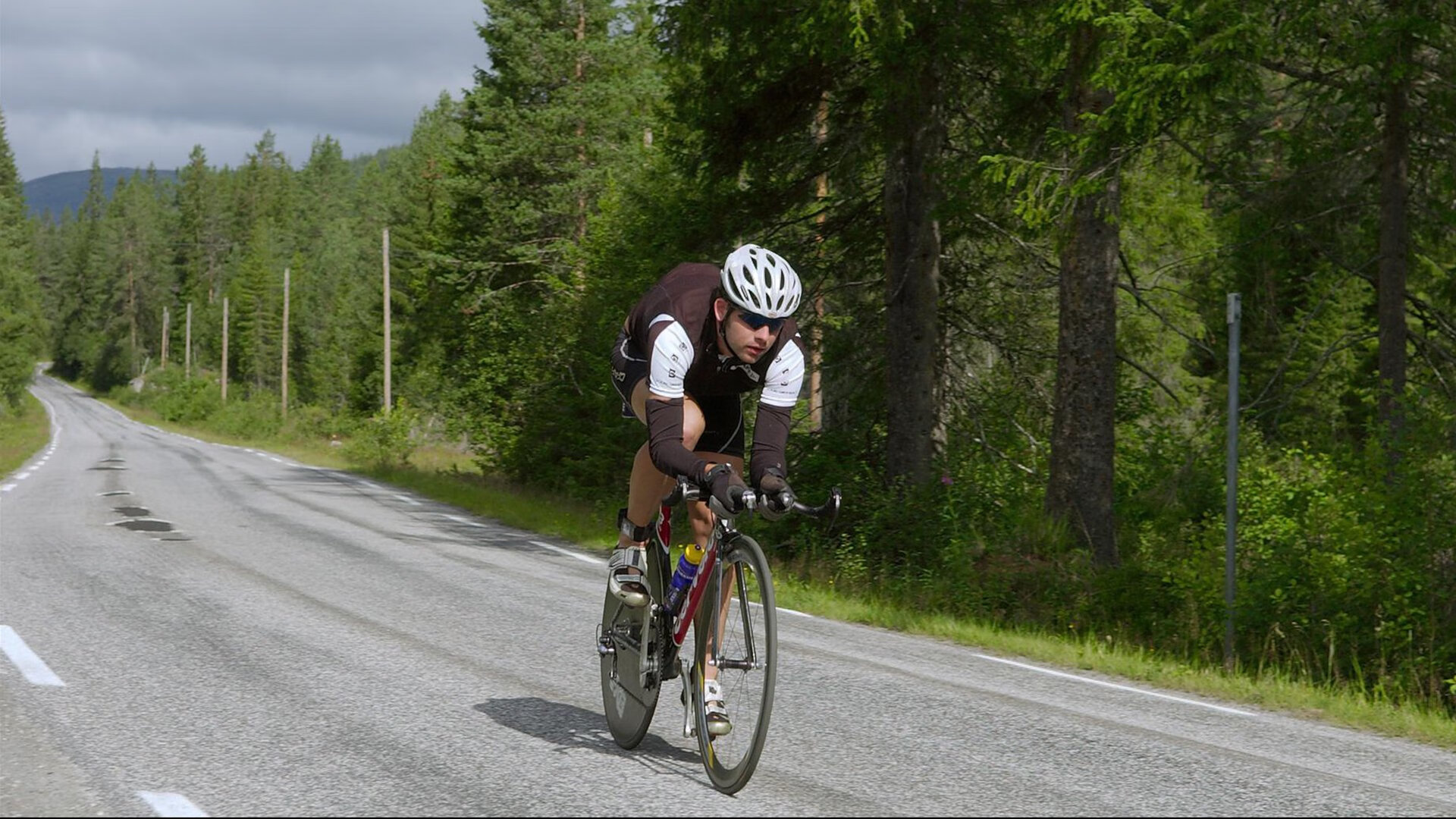 竹竿跳比赛，传统技艺在现代赛场焕发新光，跳竹竿舞视频
